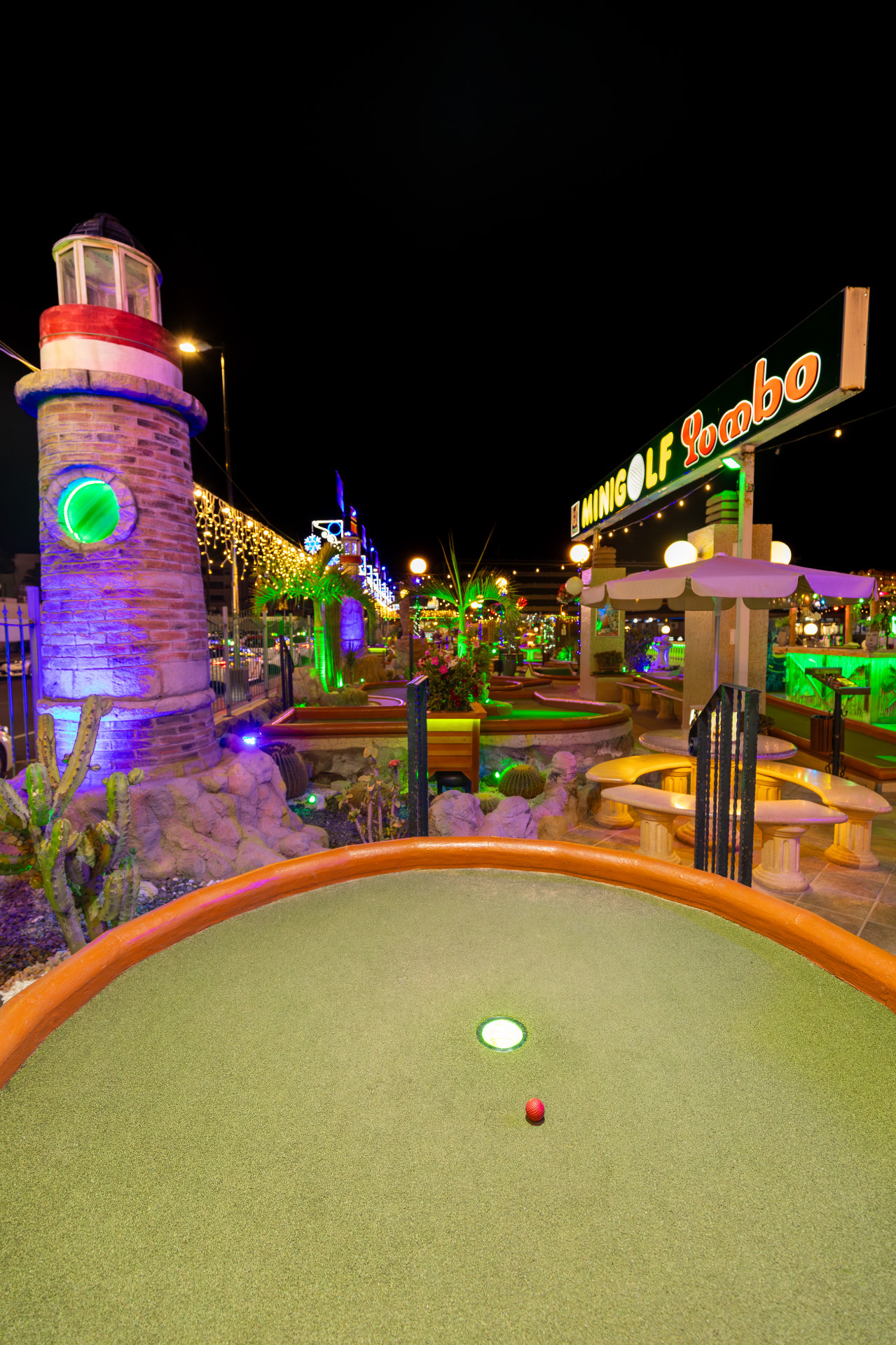 Minigolf Yumbo de noche con luces de colores en Gran Canaria